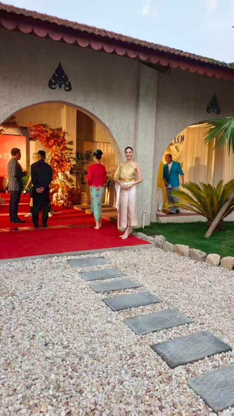 Guests arriving in traditional Peranakan and Thai dress